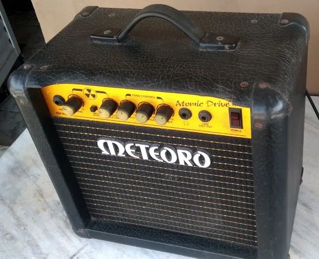 CAIXA DE GUITARRA METEORO ATOMIC DRIVE 20W