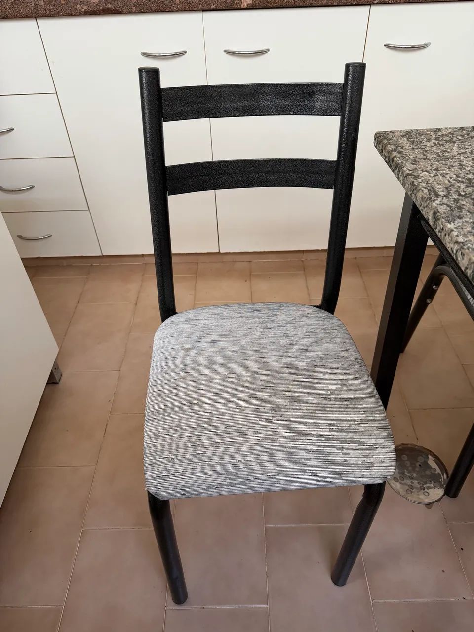 Jogo de Mesa com 4 cadeiras  - Foto 3