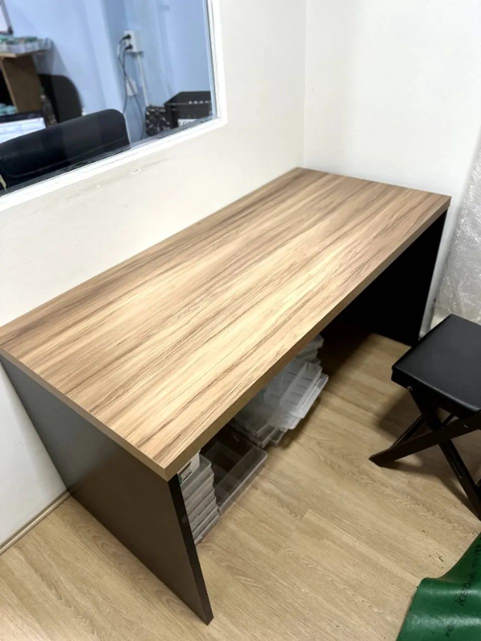 mesa de escritorio grande  com base em madeira , excelente estado 