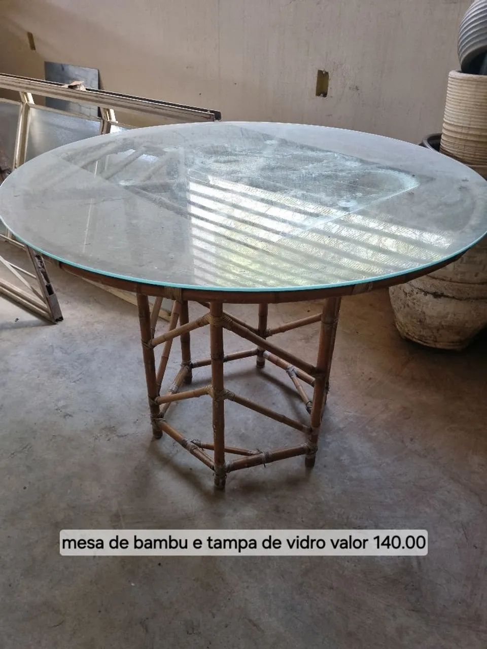Mesa com tampa de vidro