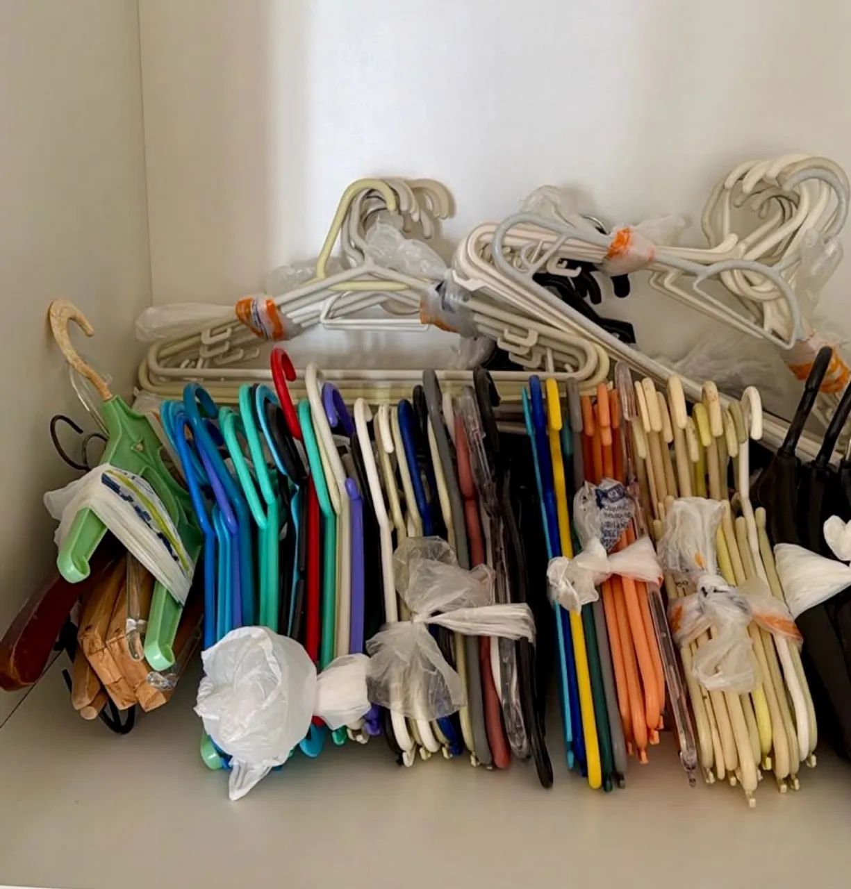 Cabides plasticos diversos 