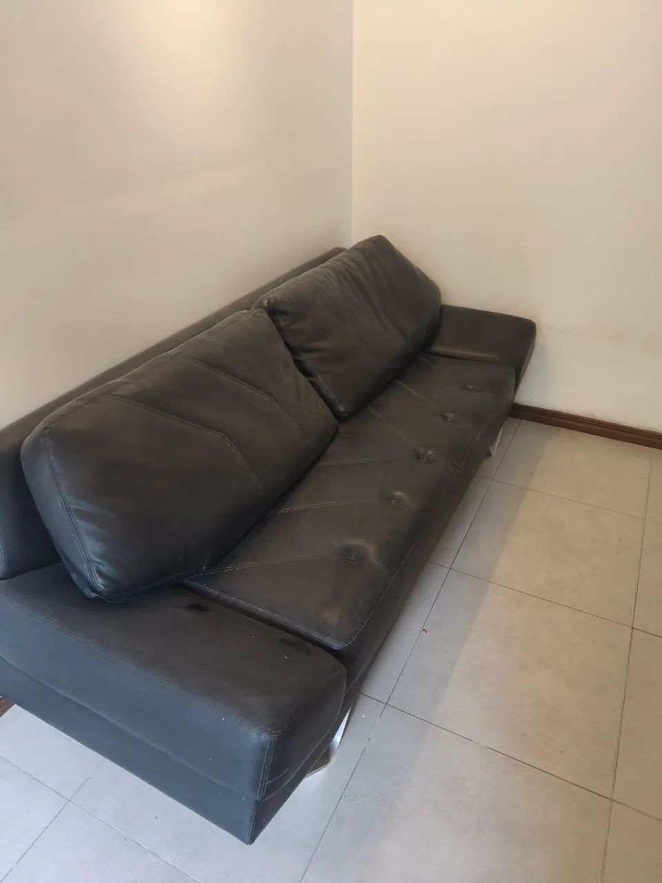 Vendo Sofá Couro, Madeira Maciça e Pés de Alumínio  - Foto 2
