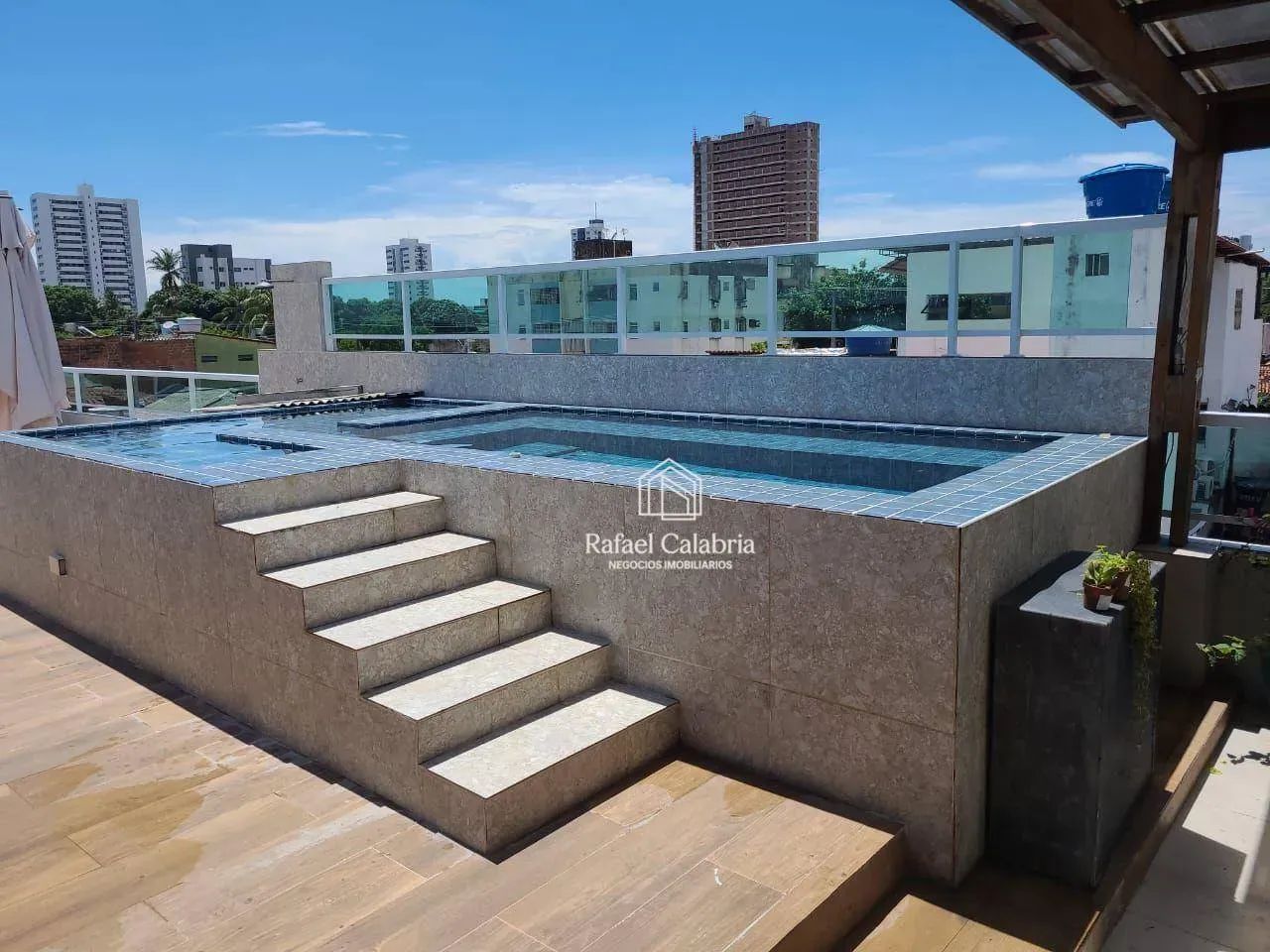 CASA AMPLA COM 3 PISOS, 7 QUARTOS E UMA ÁREA DE LAZER COM PISCINA E TERRAÇO GOURMET