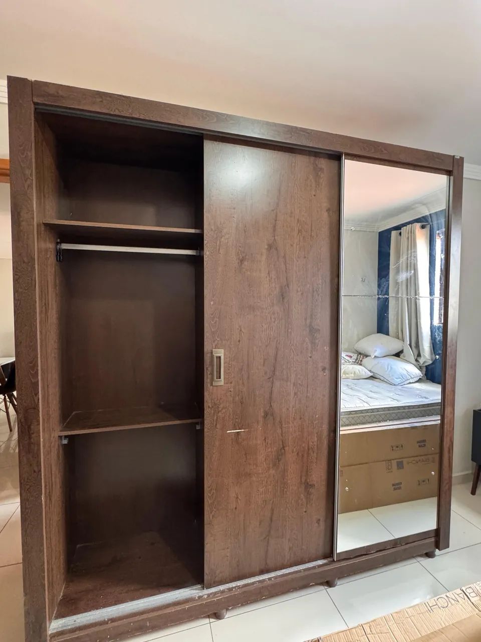 GUARDA- ROUPA COM ESPELHO