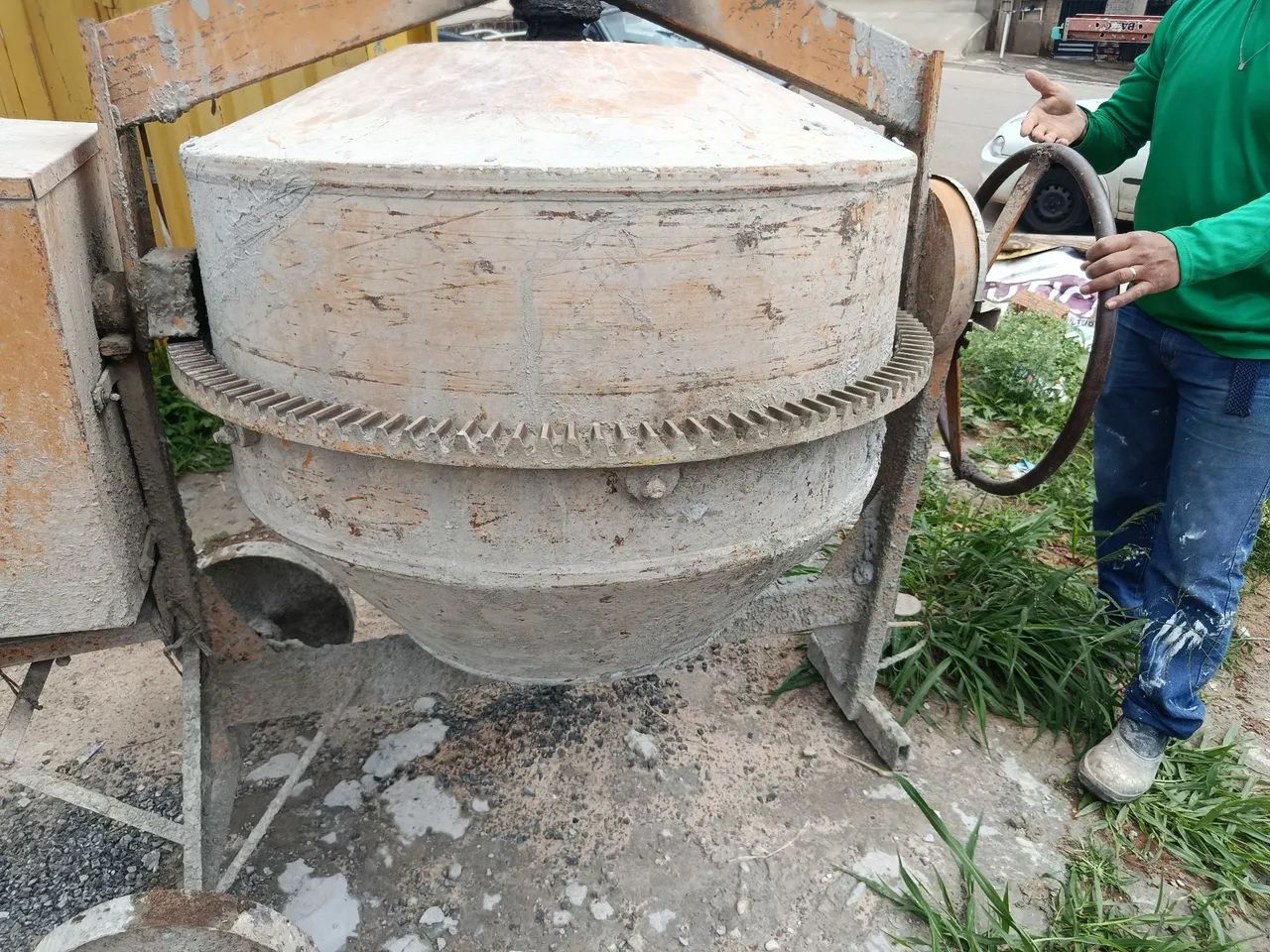 Vendo betoneira 400 litros  usada motor 4 cv - Foto 3