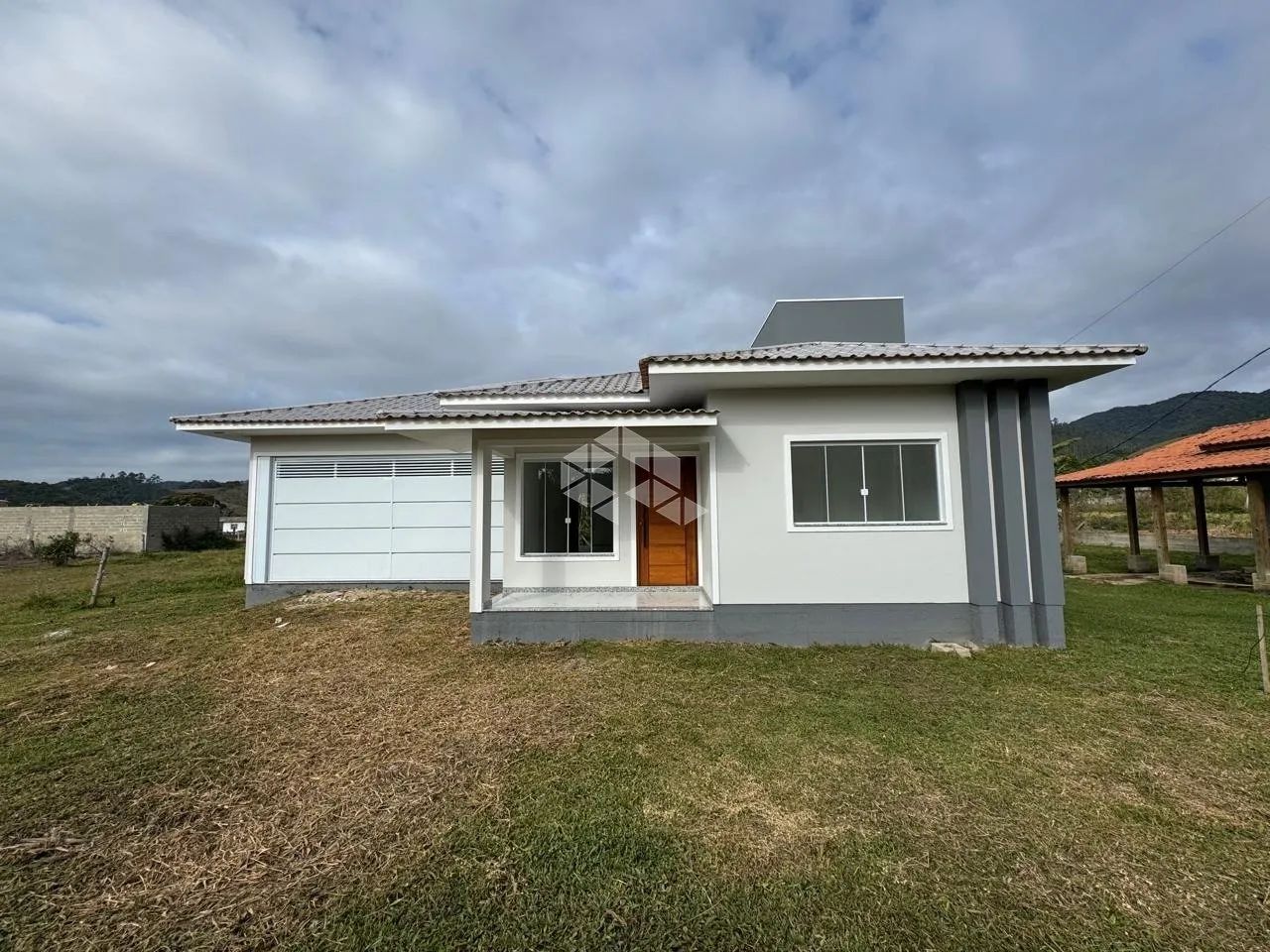CASA EM ÁREA RURAL COM 3 DORMITÓRIOS E 1 SUITE EM BIGUAÇU