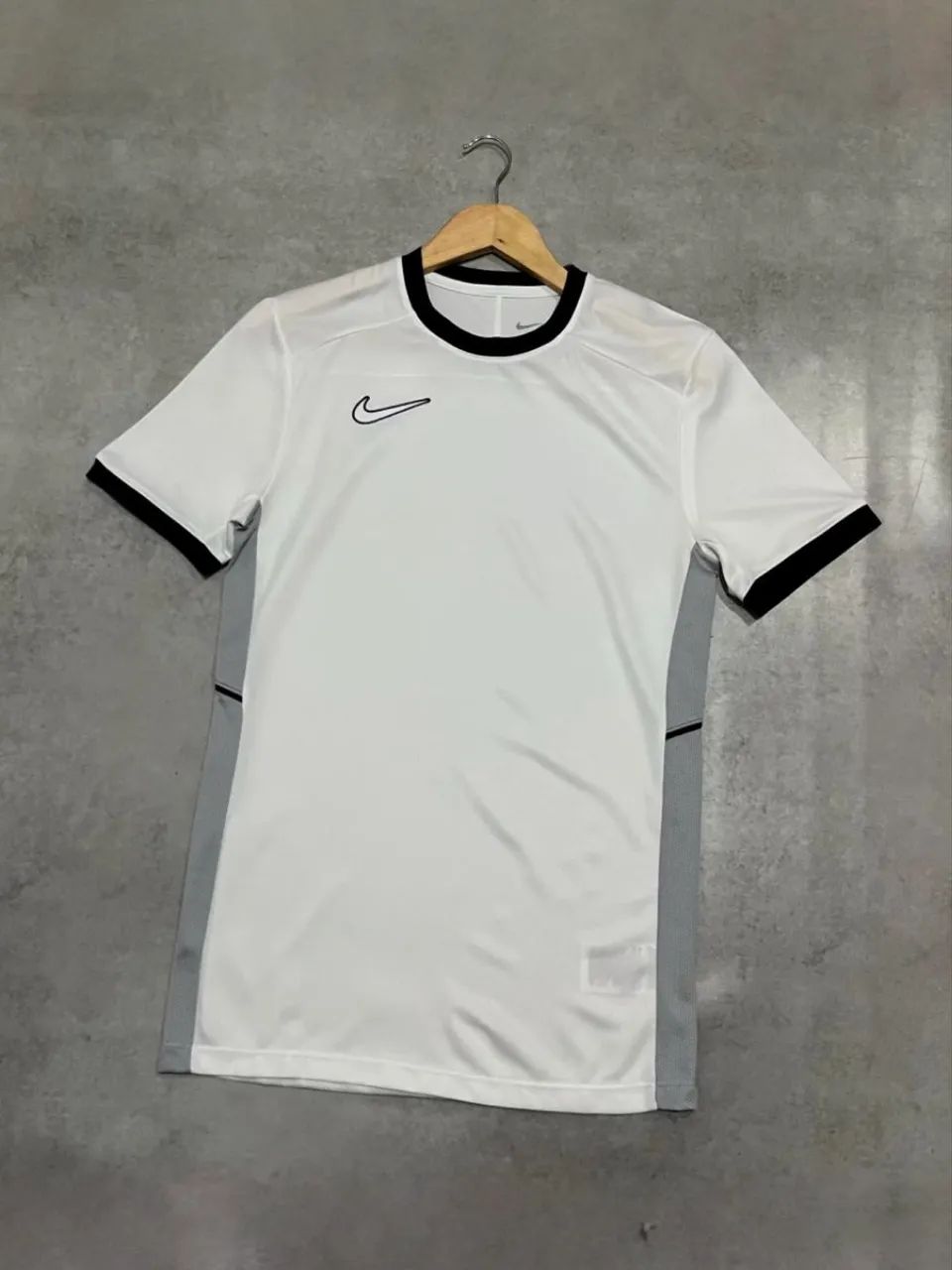 Camiseta Nike Academy 25 branca 