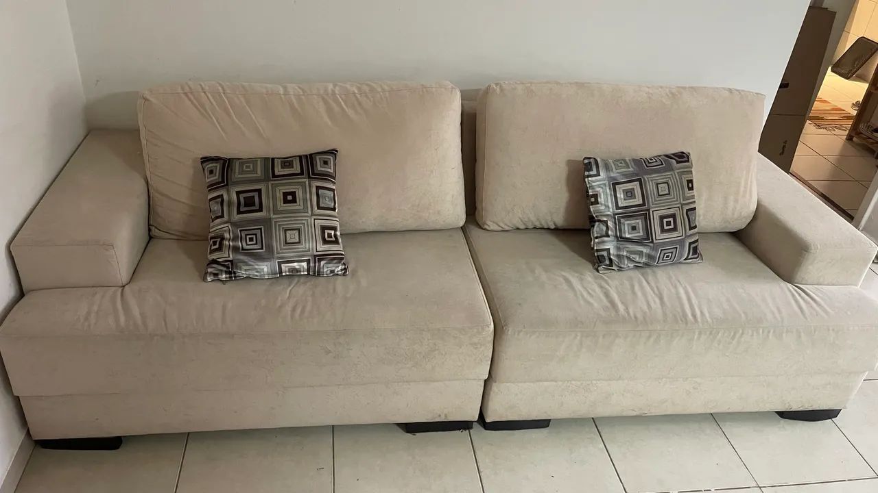 Sofá 4 lugares em suede bege - Foto 2
