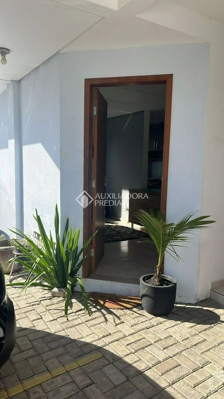 3 Apartamentos com 2 dormitóris e 1 vaga de garagem descoberta cada um deles.