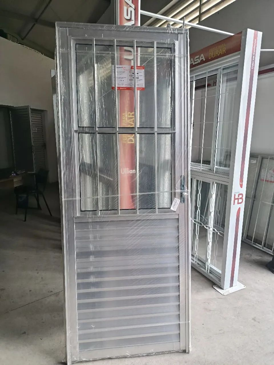 Porta de alumínio com vidro e grade 80cm.  R$480.00 a vista - Foto 2