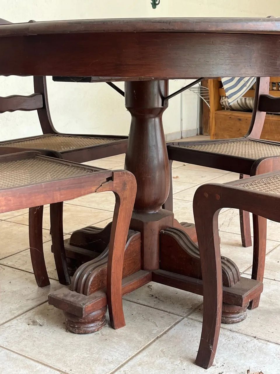 Mesa de Jantar em Madeira Maciça expansível - 6 cadeiras  - Foto 4