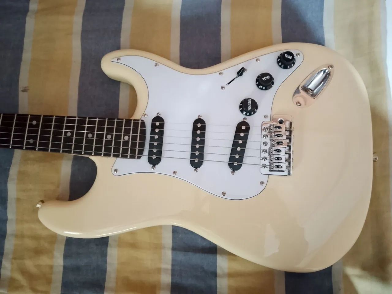 Guitarra AriaPro 2 STG-003 SPL/Vanilla White.