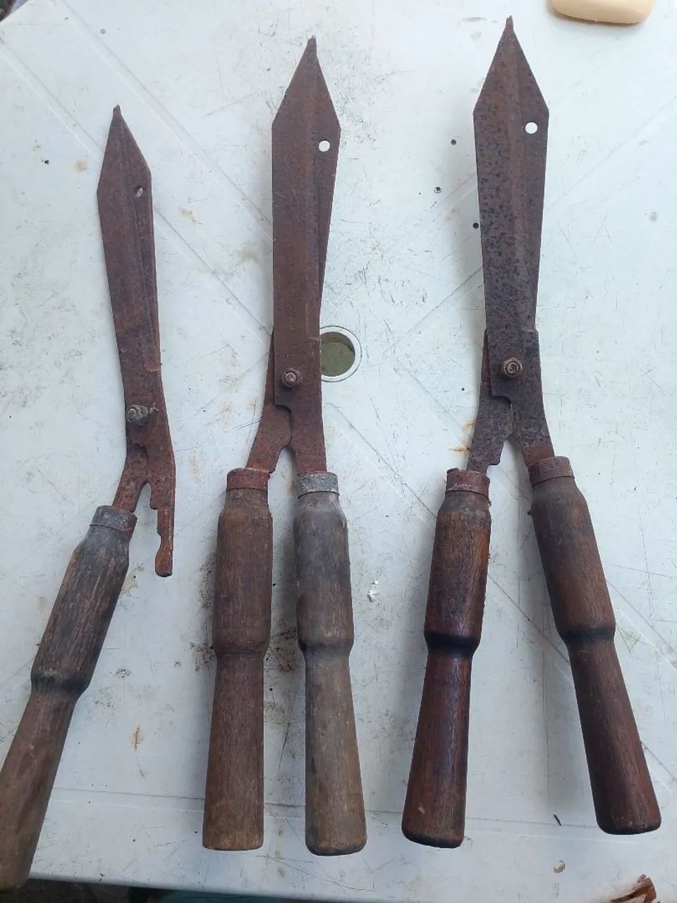 Tesouras de jardim. Duas boa 1 com defeito 