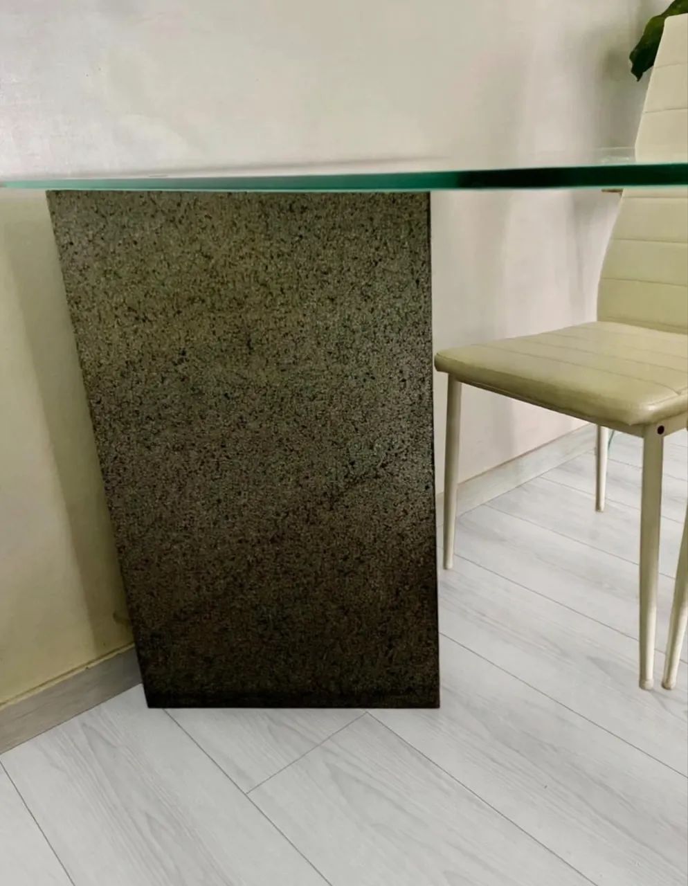 Mesa com tampo de vidro e bases de granito + 6 cadeiras  - Foto 2