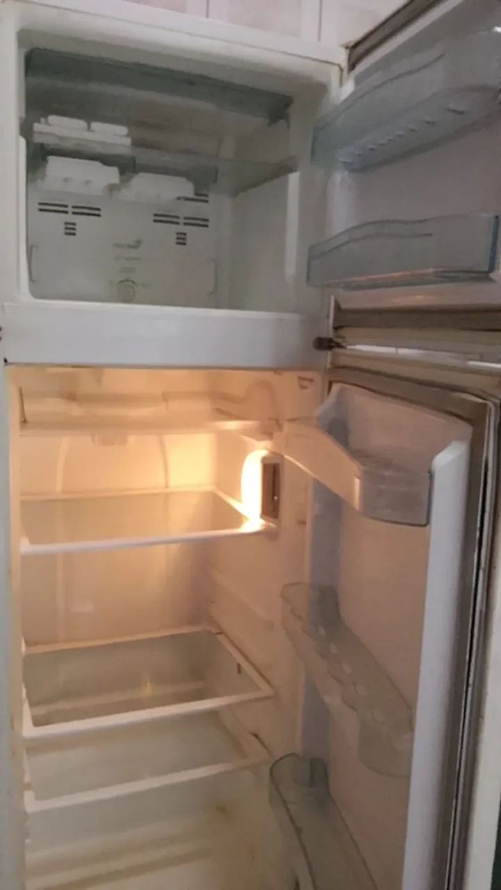 Geladeira da Consul gelo seco bem conservada 800 reais 