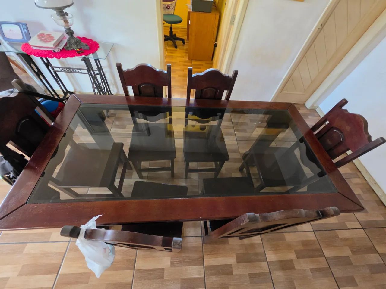 Vendo Mesa com 6  Cadeiras, Madeira Pura e Vidro  - Foto 2