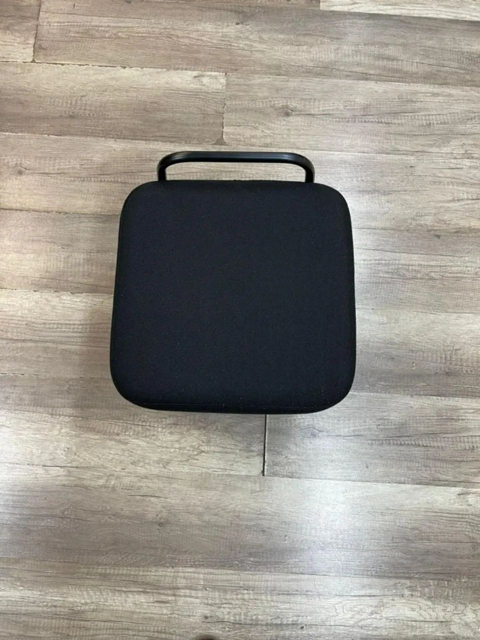 Puff Assento Estofado Preto com uma Alça Metálica Preta - Foto 4