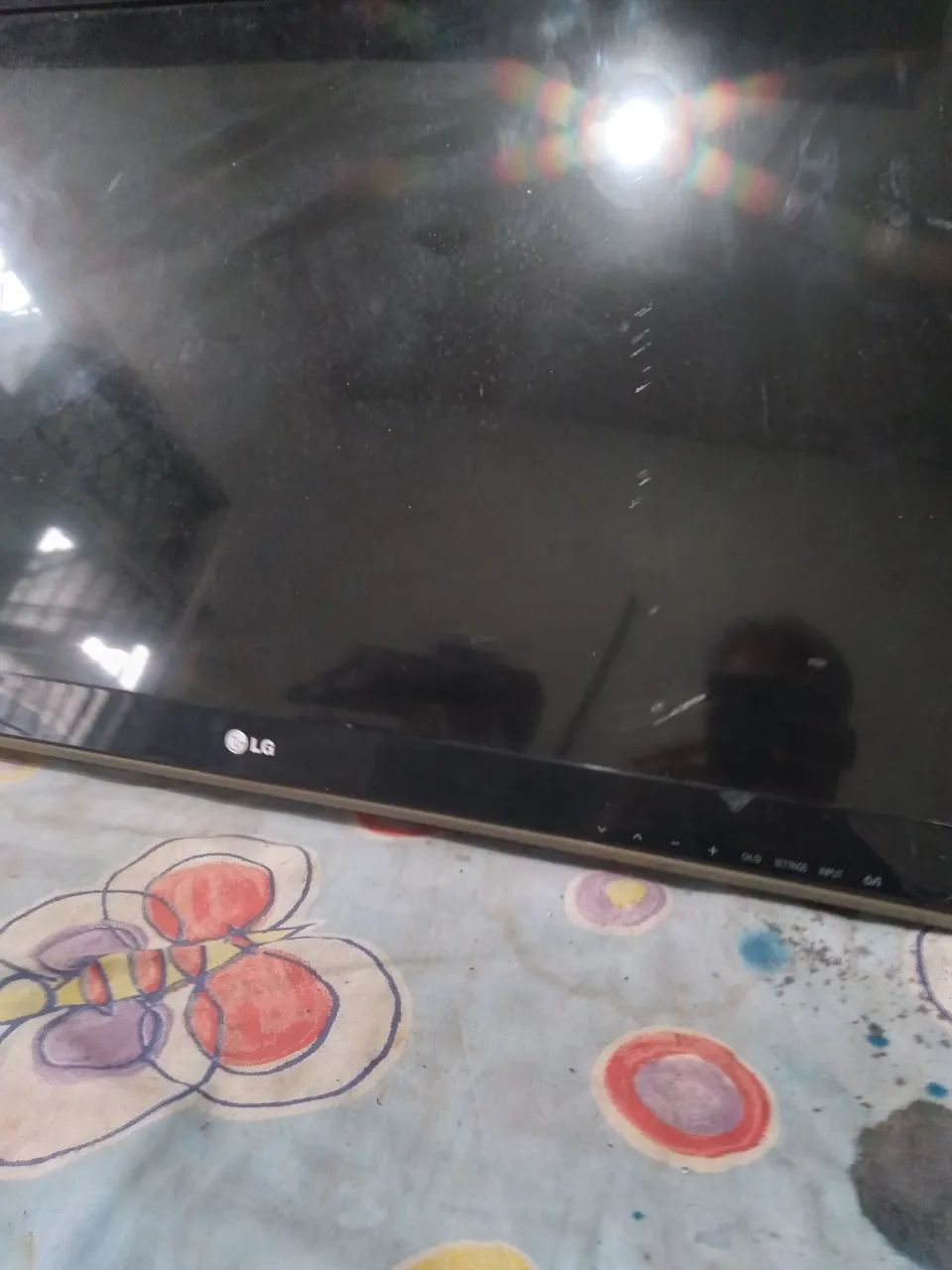 Tv lg 32 polegadas tela quebrada,mais com som. Para quem quer as placas. 