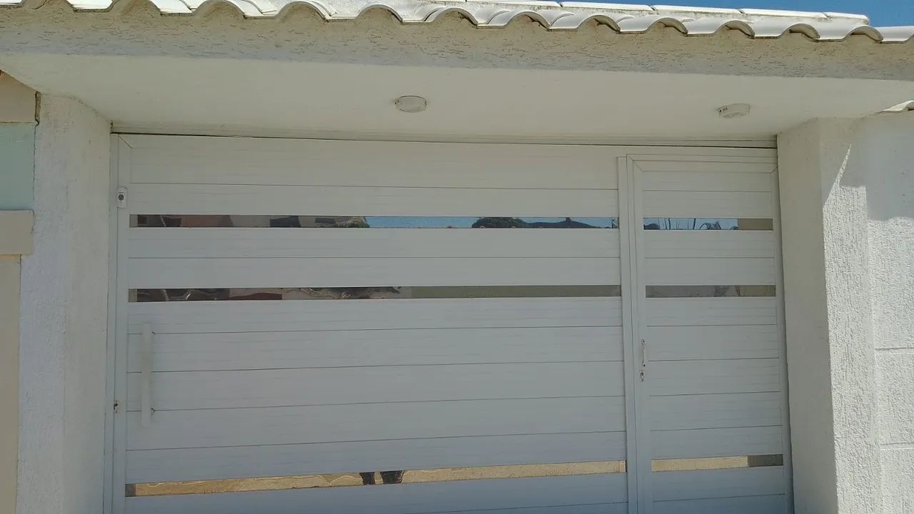 Portão alumínio lambri branco lindo urgente - Foto 2