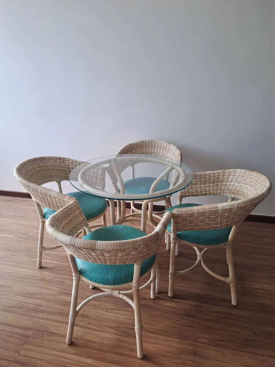 CONJUNTO DE MESA E 04 CADEIRAS DE VIME - Foto 2