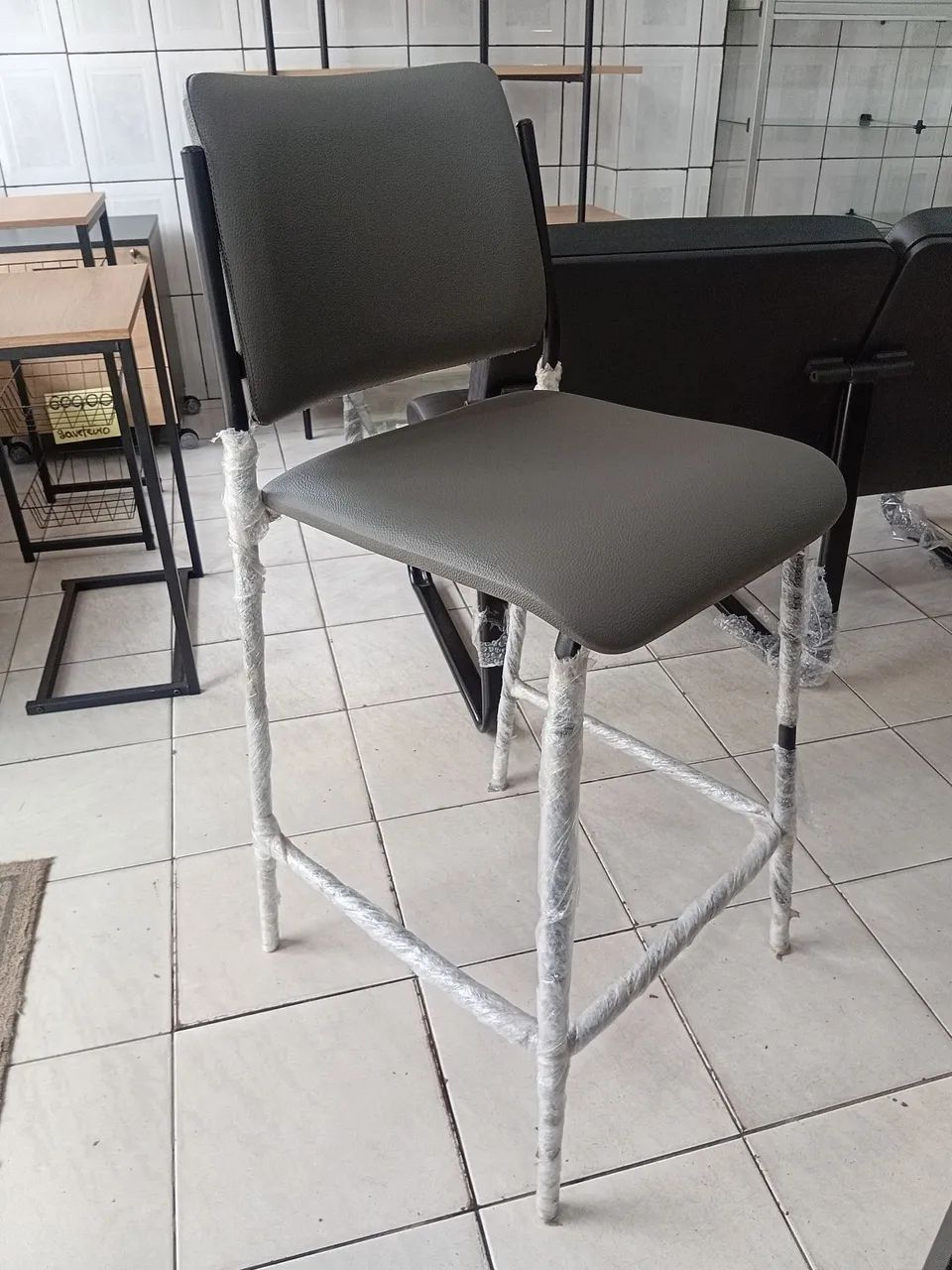Cadeira alta estofada para comércio ou casa  - Foto 3