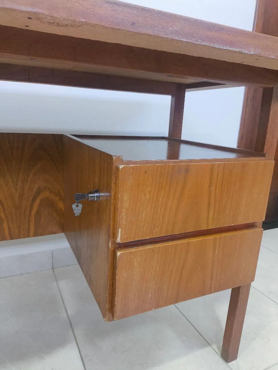 Mesa de escritório com gavetas - Foto 3