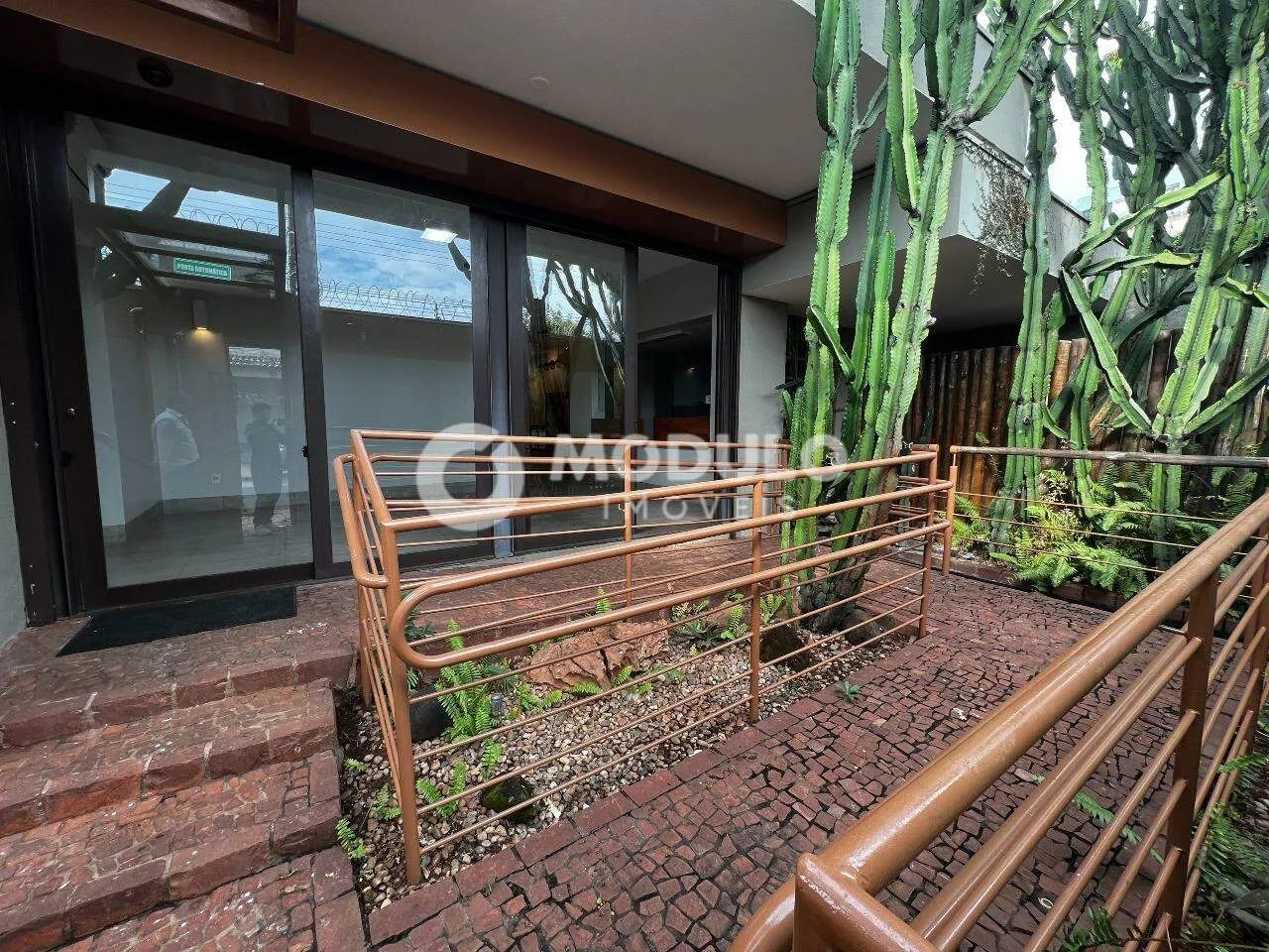 Casa comercial disponível para locação no bairro Martins. - Foto 2