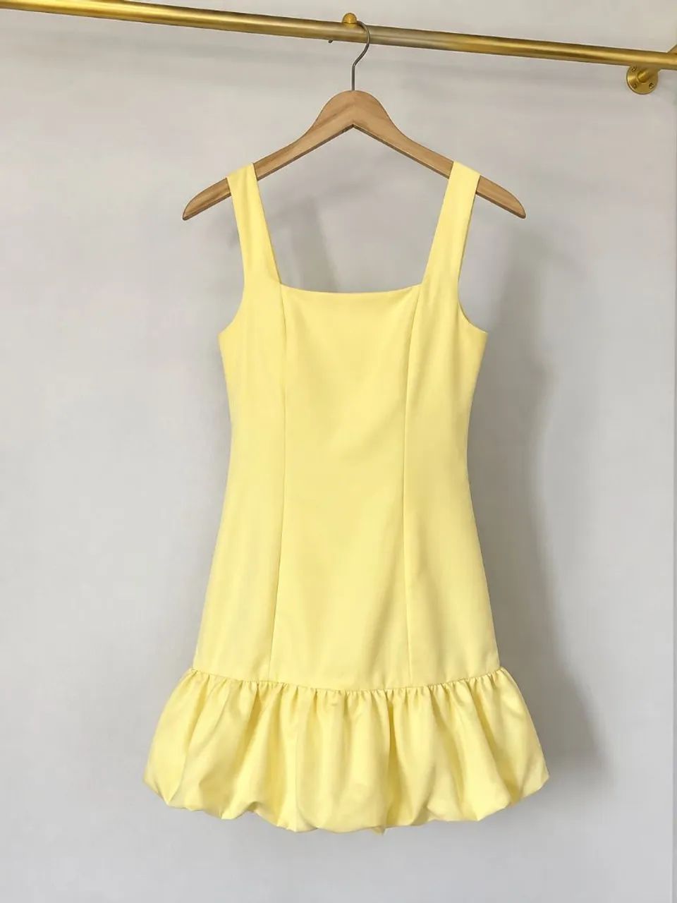 Vende-se vestido amarelo médio 