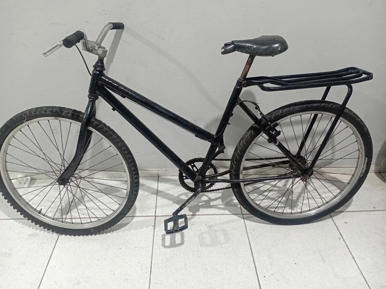 Bicicleta rodando de boa 