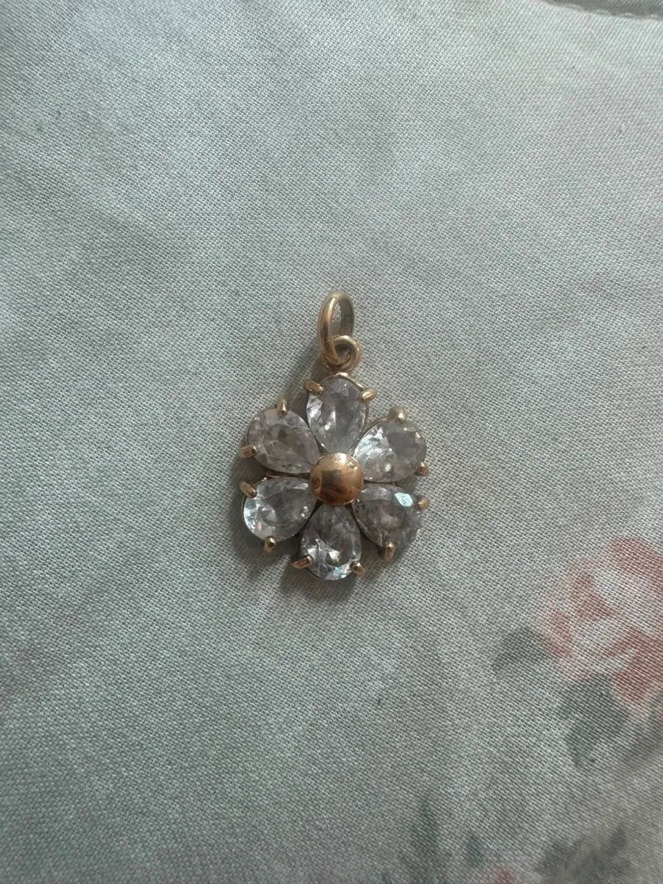 Pingente Flor Dourado Com Pedras - Foto 2