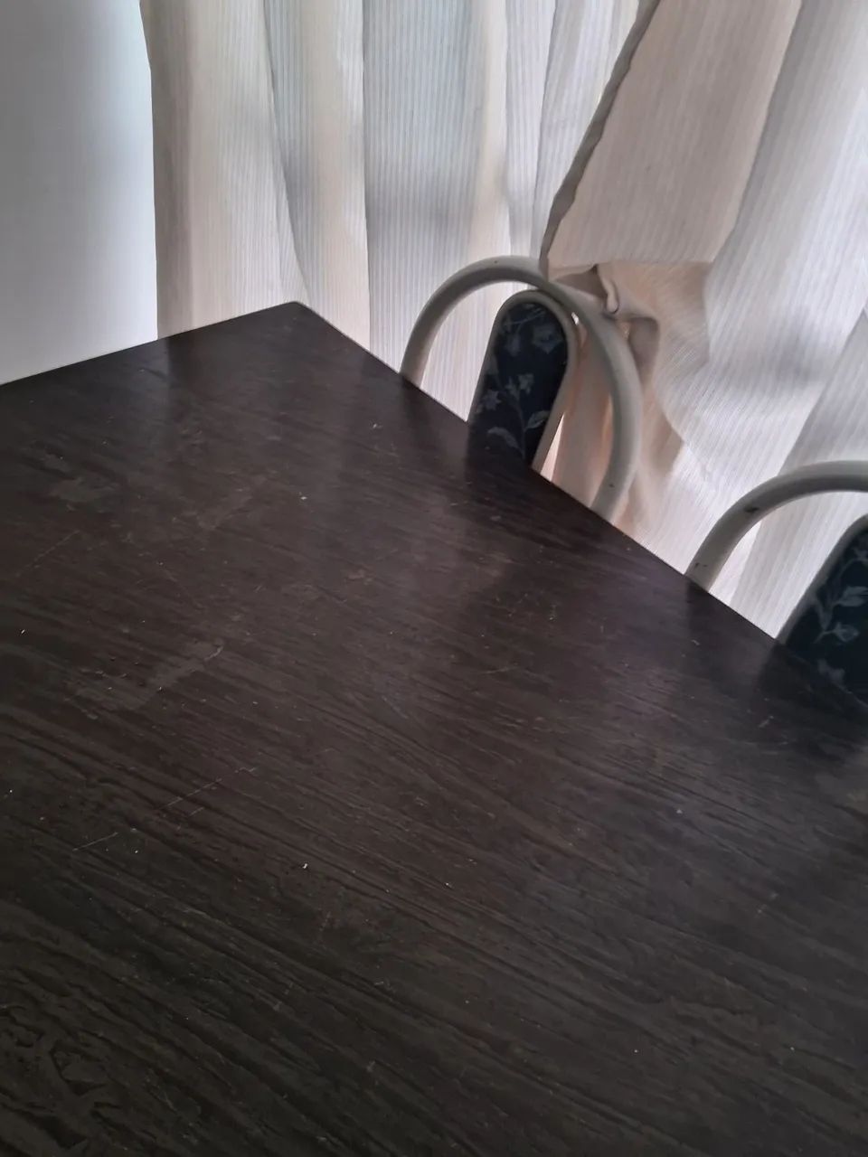 Mesa com tampo de pedra + 3 cadeiras - Foto 2