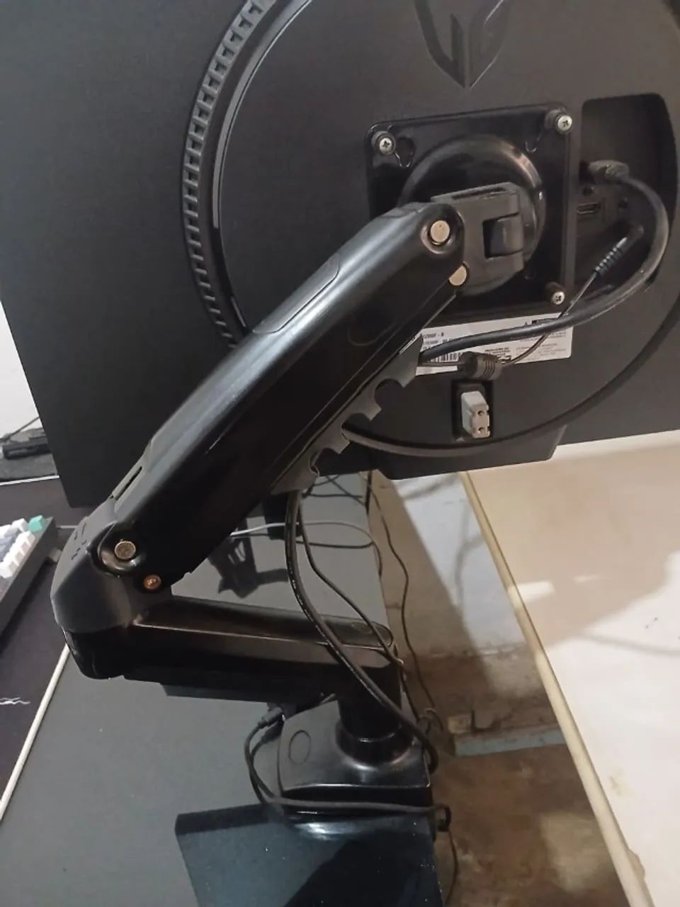 Monitor LG UltraGear, 27 polegadas,IPS, 180HZ, com braço articulado (1ANO E 3 MÊS DE USO) - Foto 3