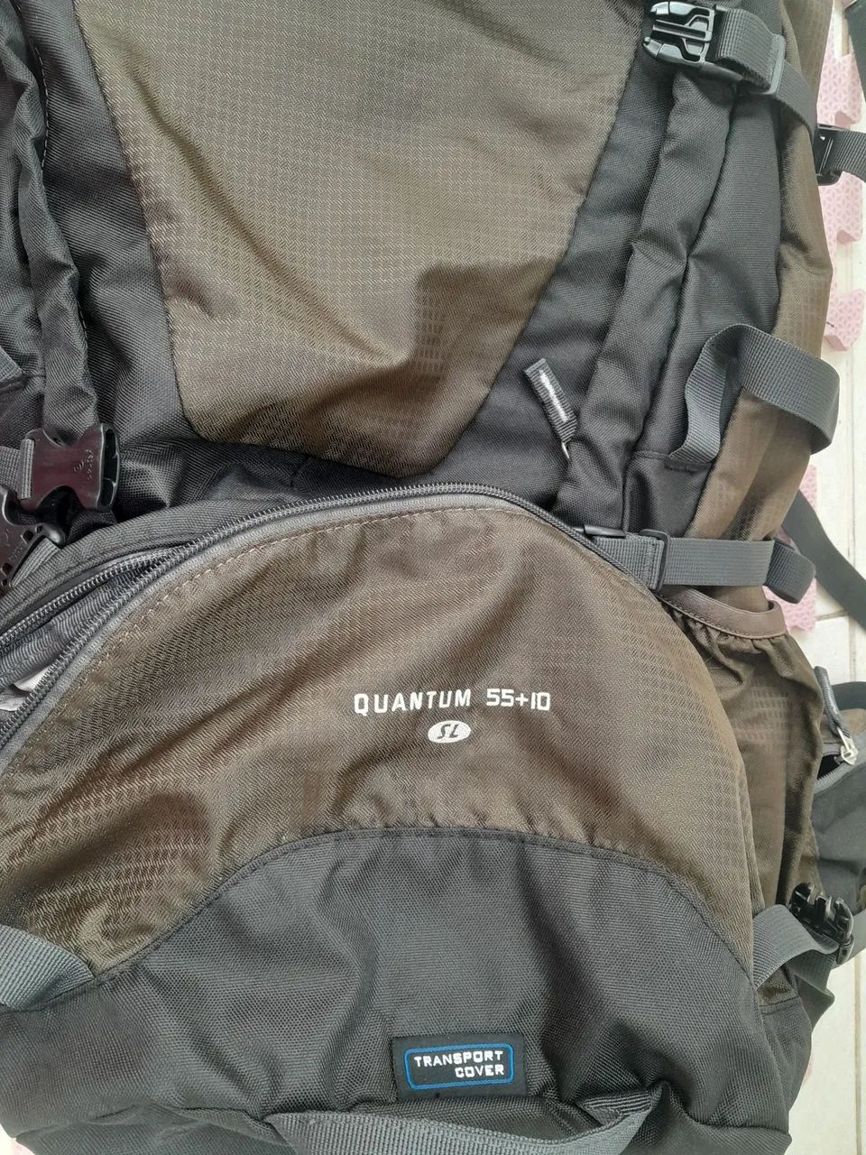 Mochila cargueira trilha deuter quantum 55+10 litros  - Foto 6