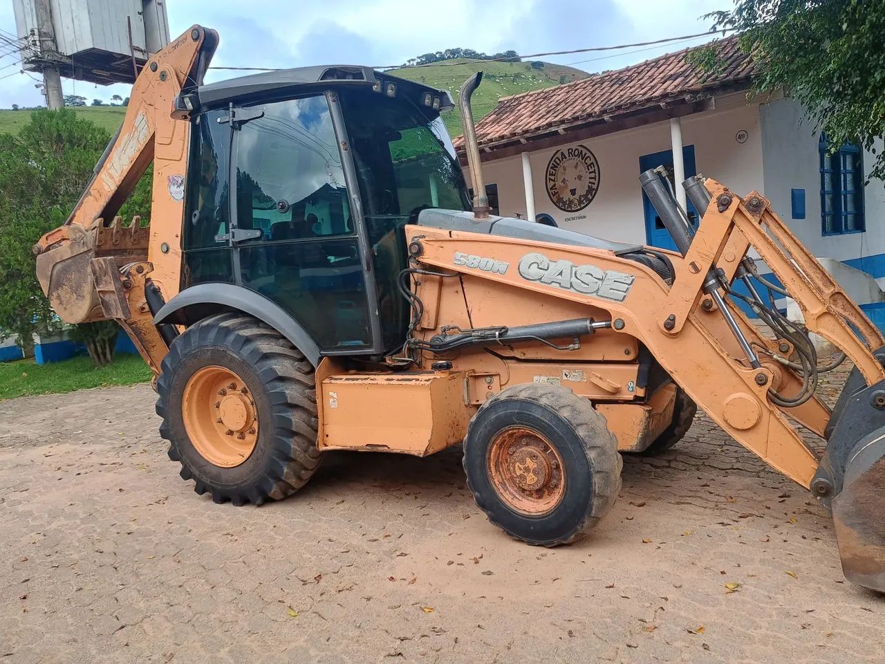 Retroescavadeira Case 580N
