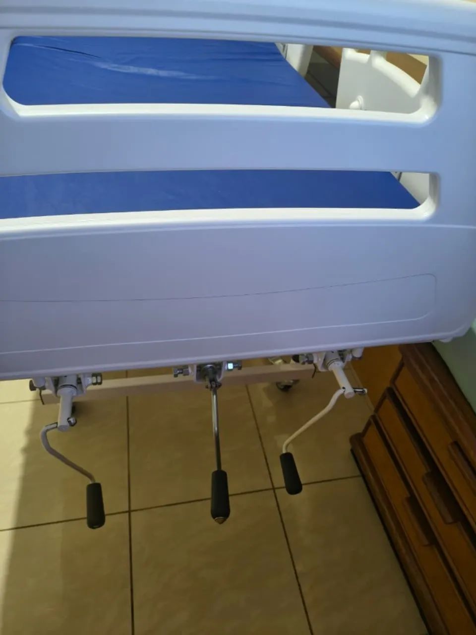 Cama hospitalar Grade PEAD - 3 Movimentos (Possui elevação VERTICAL do chão)  - Foto 3