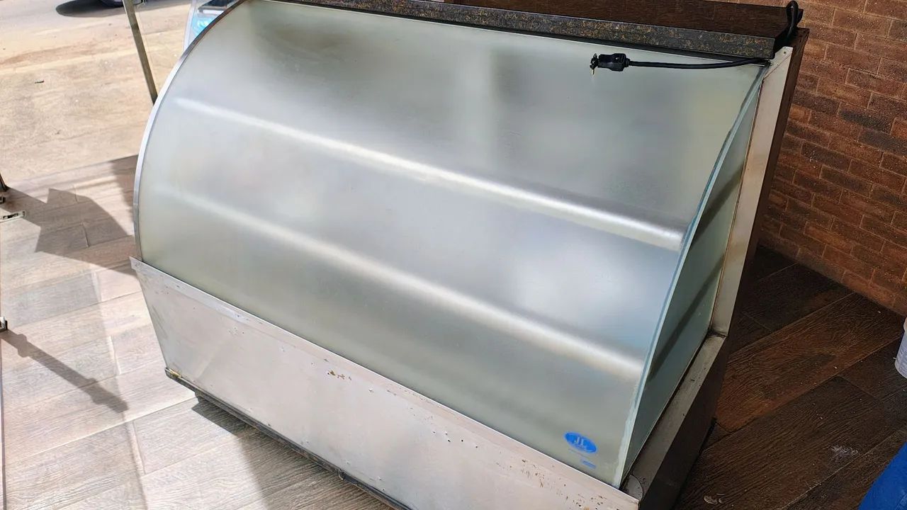 Balcão refrigerado e balcão quente