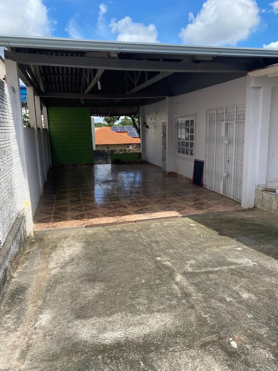 Casa grande - vários quartos, ventilada e terreno amplo bem localizada - Foto 3