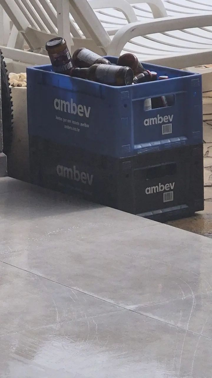 Vendo caixa de cerveja com garrafinhas