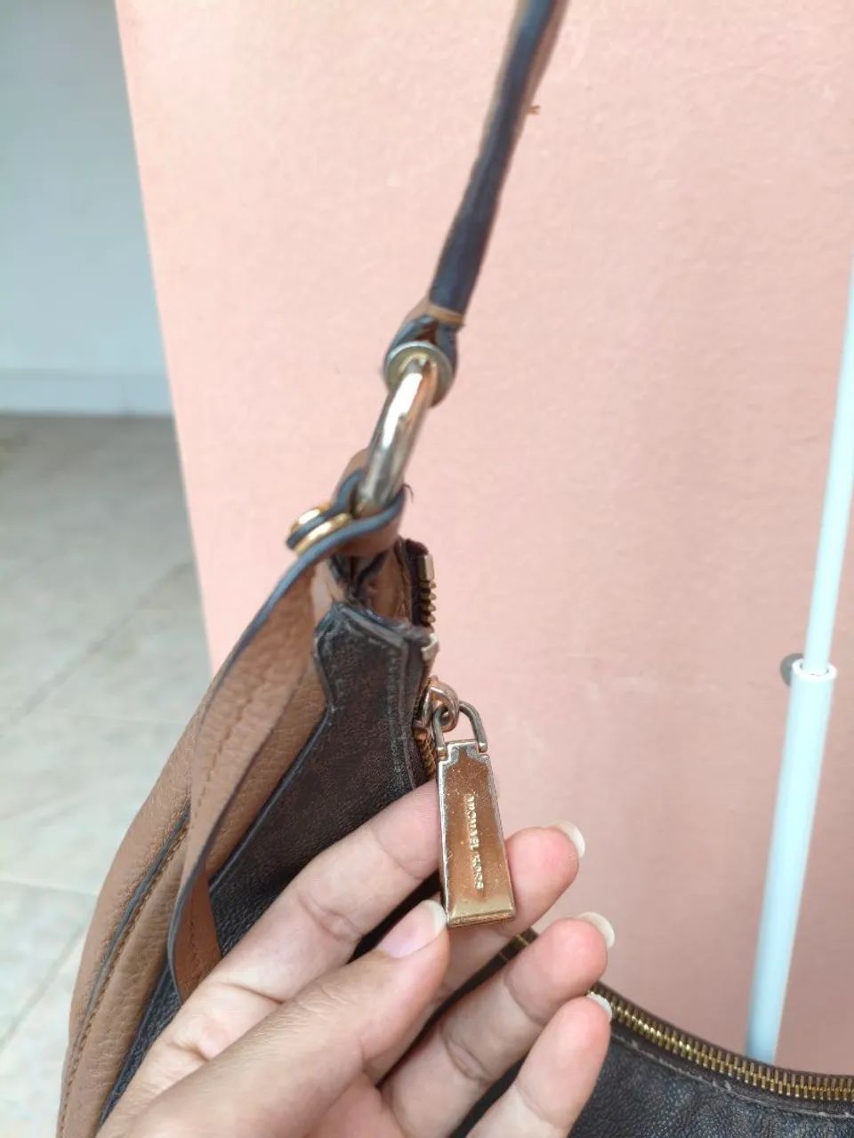 Bolsa Michael Kors monograma detalhe em couro legítimo  - Foto 4