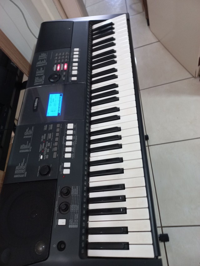 TECLADO YAMAHA PROFISSIONAL PSR 550 - Instrumentos musicais - Canadá