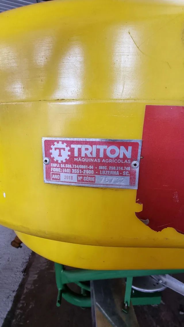 Distribuídor de fertilizantes 1500 kg marca Triton 