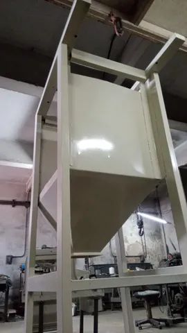 Balança automática e cavalete e mexedor (25 a 60 kg dependendo do produto a ser pesado). 