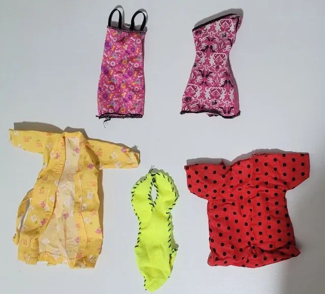5 Roupas de Barbie - Ótimo estado - VER DESCRIÇÃO