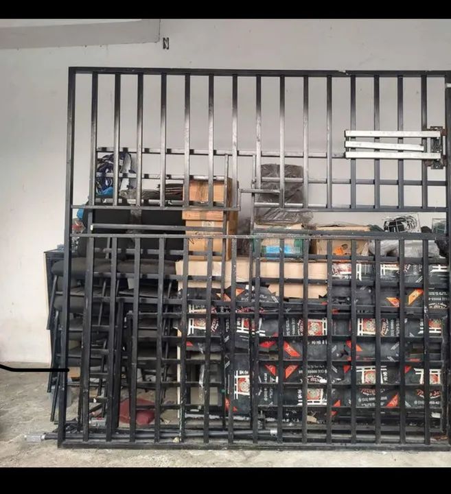 Grade com suporte para TV