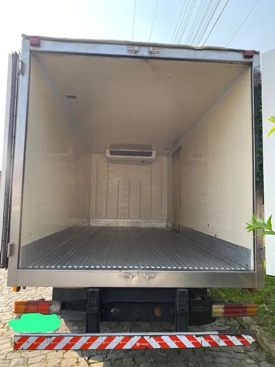 Vendo  Acello 915c 2011 com baú frigorífico canelado  - Foto 7