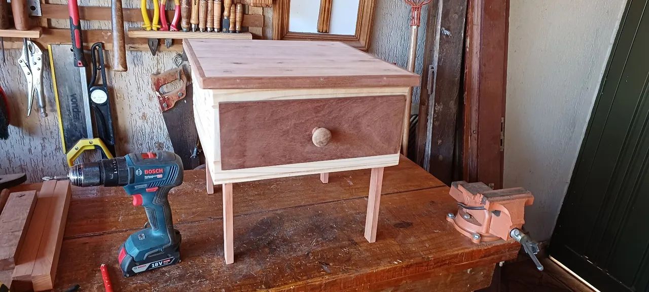 Mesa de cabeceira com Gaveta - Madeira Maciça