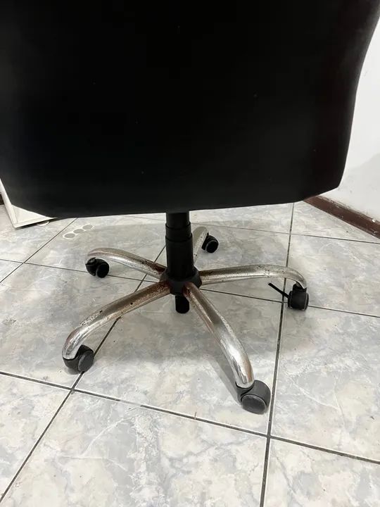 Cadeira de Escritório Giratória - Preta - Foto 2