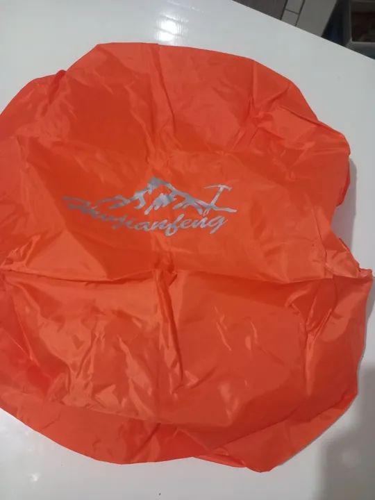 Capa de chuva para mochila - Impermeável e importada apenas e laranja - Foto 3