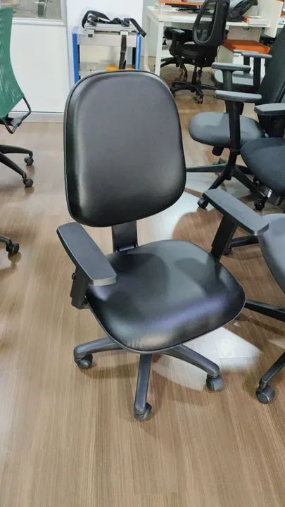 Cadeira ergonômica giratória executiva