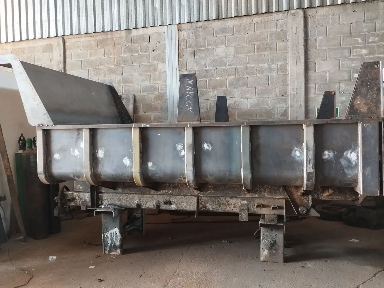 Vendo caçamba 5 metros cúbicos para caminhão toco caixote novo